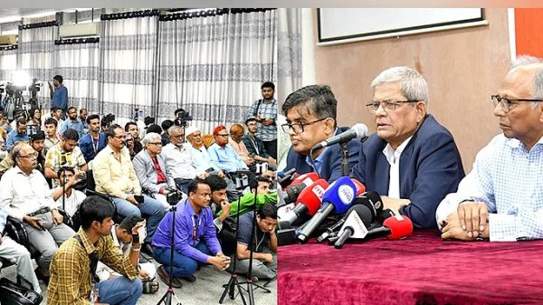 স্থানীয় সরকার, পল্লী উন্নয়ন ও সমবায় মন্ত্রী এবং বিএনপির মহাসচিব মির্জা ফখরুল ইসলাম আলমগীর আজ রাজধানীর রমনায় ইঞ্জিনিয়ার্স ইনস্টিটিউশন মিলনায়তনে জুলাই শহীদ সাংবাদিক সম্মাননা অনুষ্ঠানে